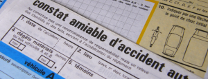 déclarer sinistre voiture assurance — conducteur remplissant un constat après accident