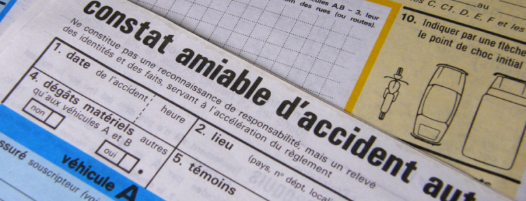 déclarer sinistre voiture assurance — conducteur remplissant un constat après accident