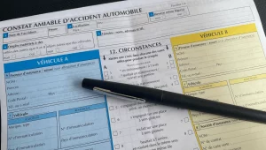 erreurs constat amiable voiture — conducteur remplissant un constat après un accident