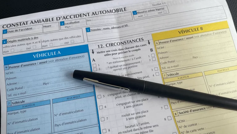 erreurs constat amiable voiture — conducteur remplissant un constat après un accident
