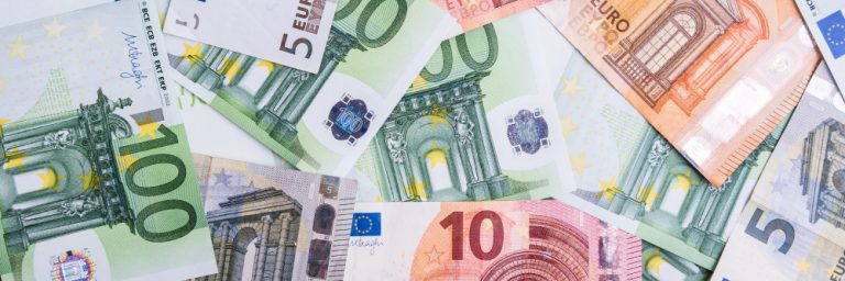 franchise carrosserie assurance — facture automobile posée sur un contrat d'assurance