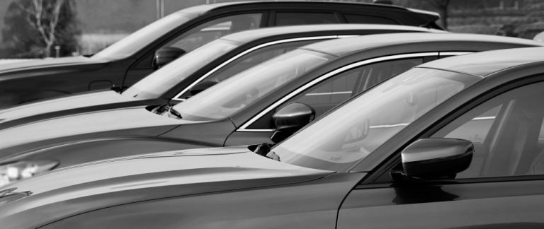 débosselage sans peinture — technicien repoussant une bosse sur carrosserie automobile sans repeindre